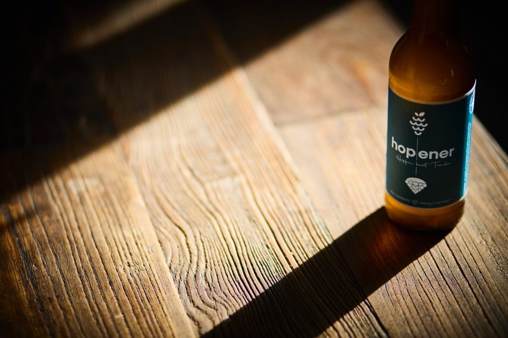 hopener Flasche auf Holztisch